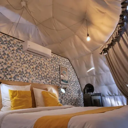 Au Champ De L'insolite *