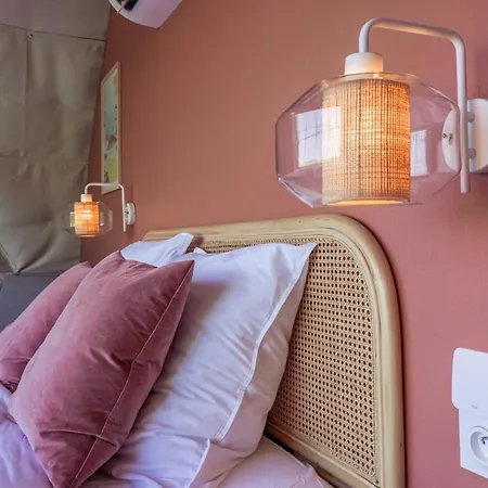 Au Champ De L'insolite *